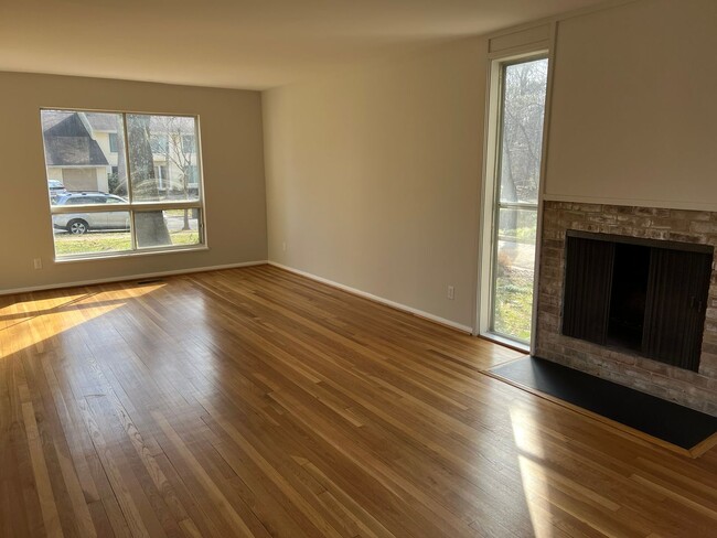 Building Photo - Spacious Home Close to Everything!