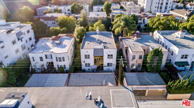 Building Photo - 132 N La Peer Dr