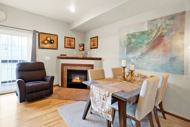 Building Photo - Luxury Iowa City townhouse close to UIHC and Kinnick