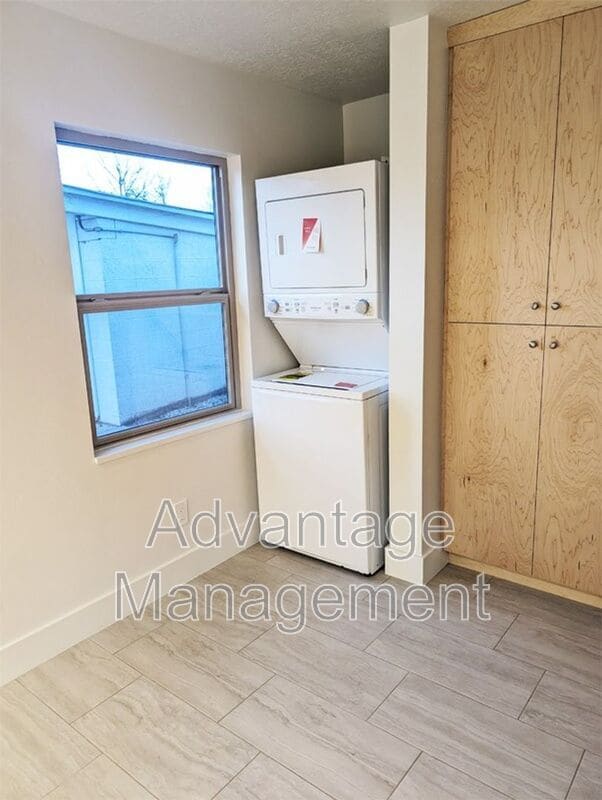 Building Photo - 469 E Elm St