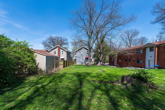 Building Photo - Duplex Home in Norwood