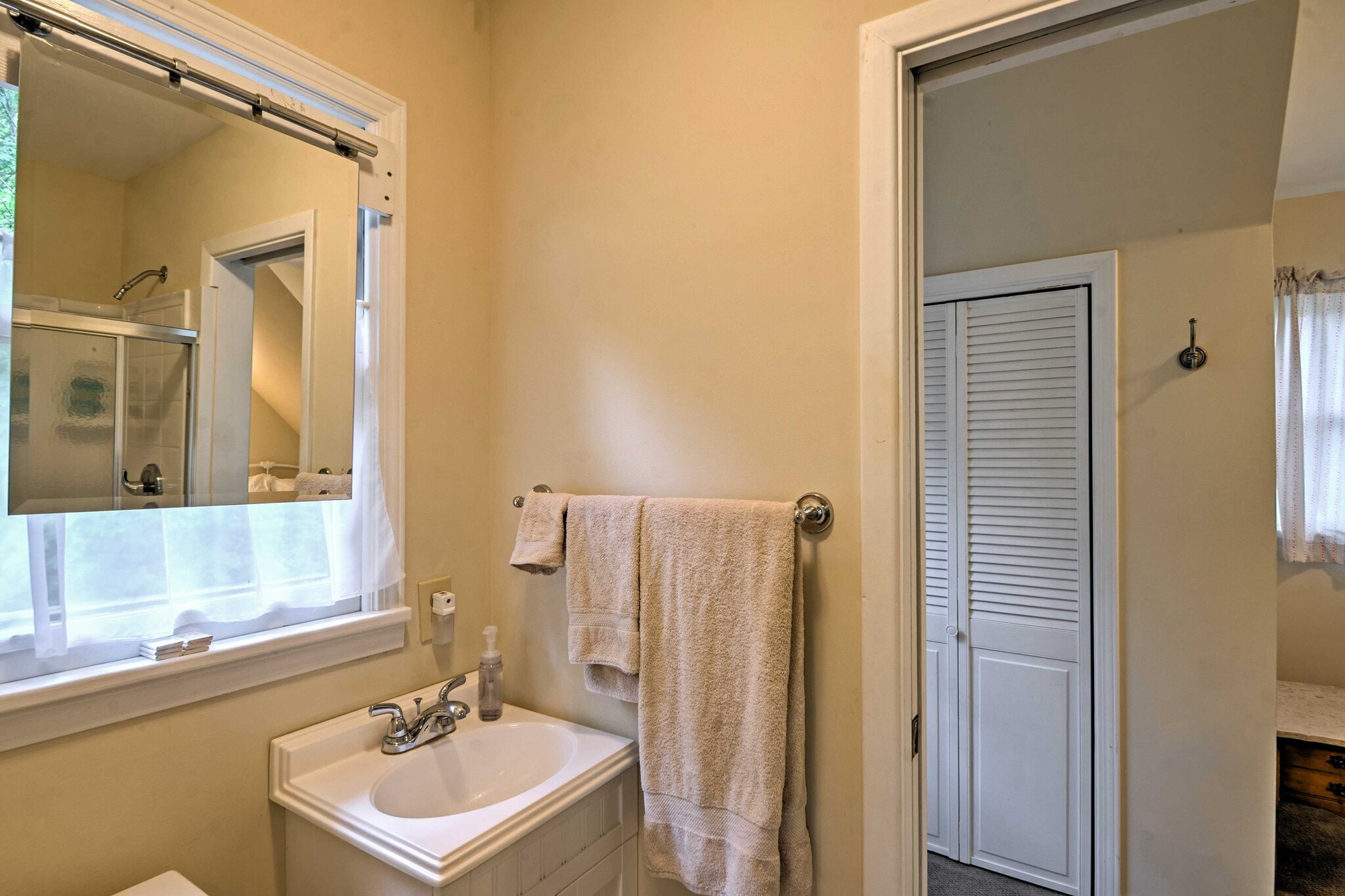 upper level bath - 1225 Becky Mountain Road