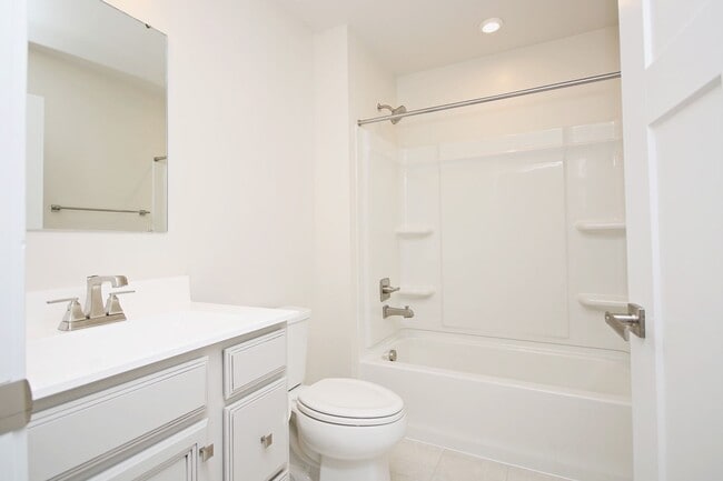 Building Photo - One Level Living With Amenities!