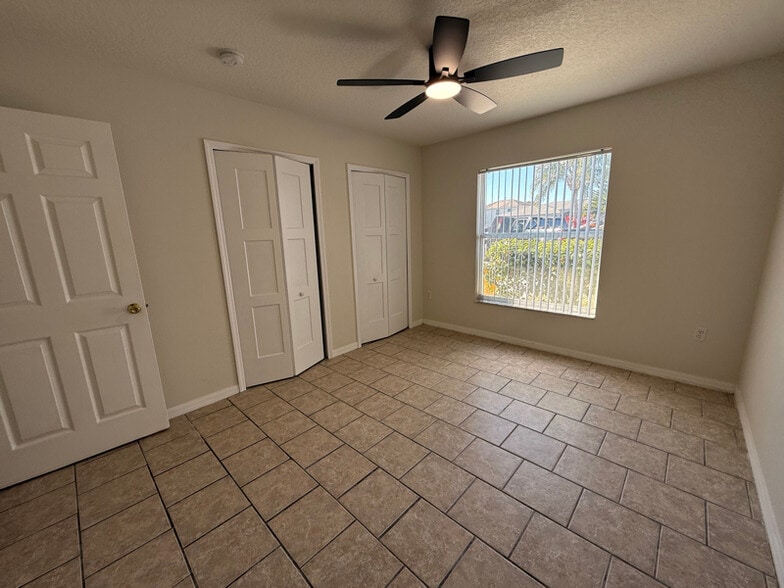 Building Photo - 729 Squirrel Ct