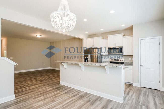 Building Photo - Townhome | Back Patio with Privacy Fence |...