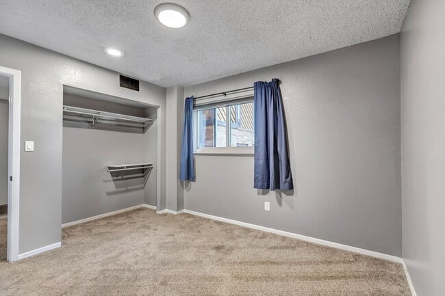 Building Photo - Skyway Condo, 2 Bed, 1.5 Bath, Secure Building