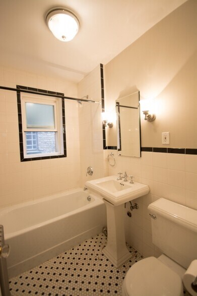Building Photo - 539 W Brompton Ave