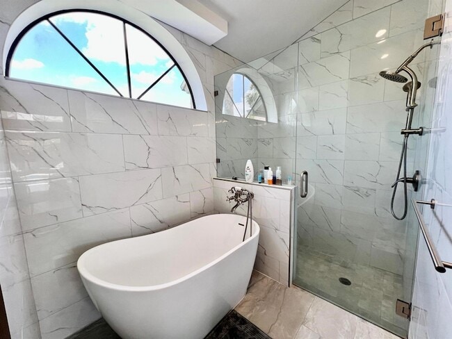 Building Photo - 12989 Meadowbreeze Dr
