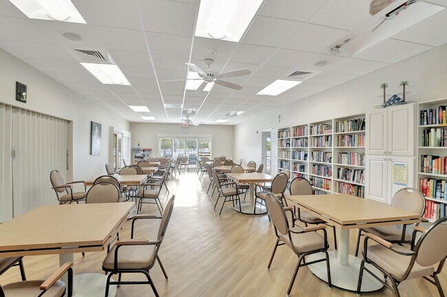 Building Photo - 18 Colonial Club Dr