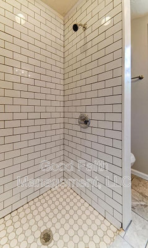 Building Photo - 1007 Hogan St