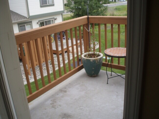 Building Photo - 3 Bedroom, 2 Bath Condo Fully Furnished