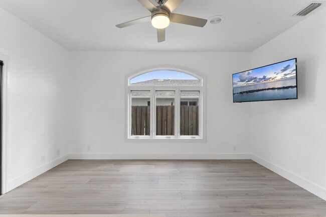 Building Photo - 150 Lucina Dr