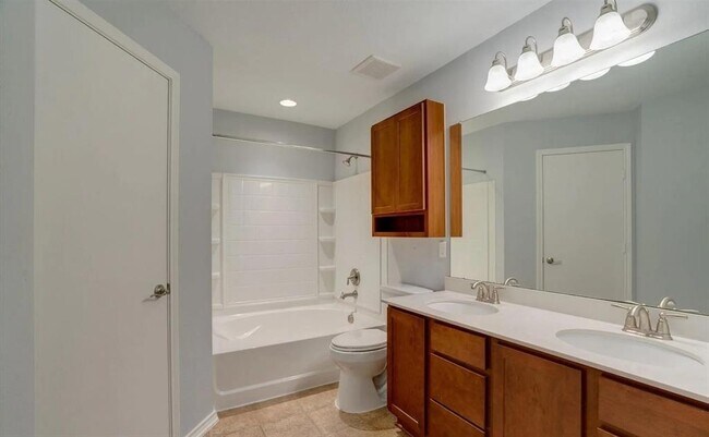 Building Photo - 6801 Baythorne Dr