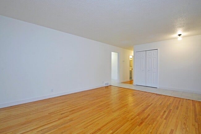 Building Photo - Spacious 4-Bed 1.5 Bath Home Available Now...