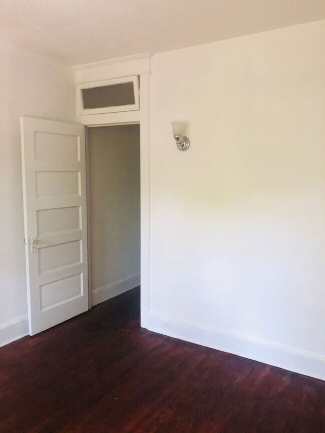 Building Photo - 4 bed 1 bath amazing location