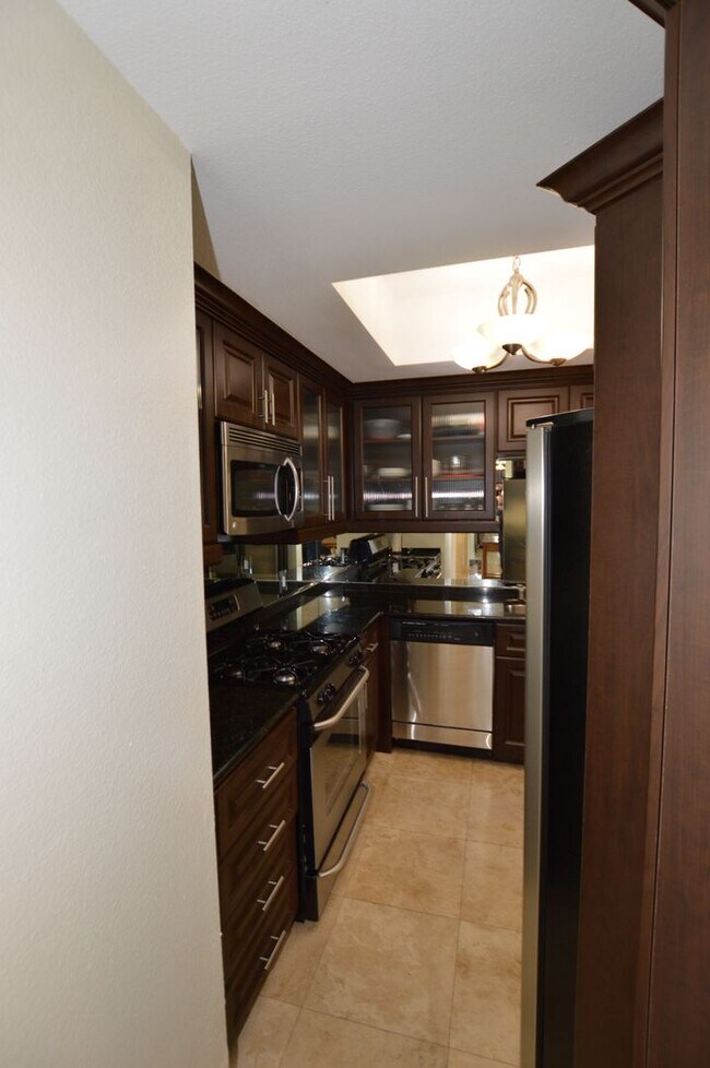 Building Photo - Beautiful and Bright Furnished, 1 Bd / 1 Ba  Condo w/ Pool View