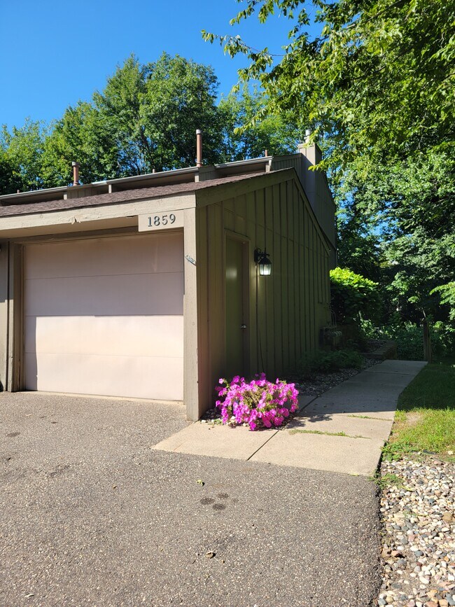 Building Photo - 1859 Yuma Ln N