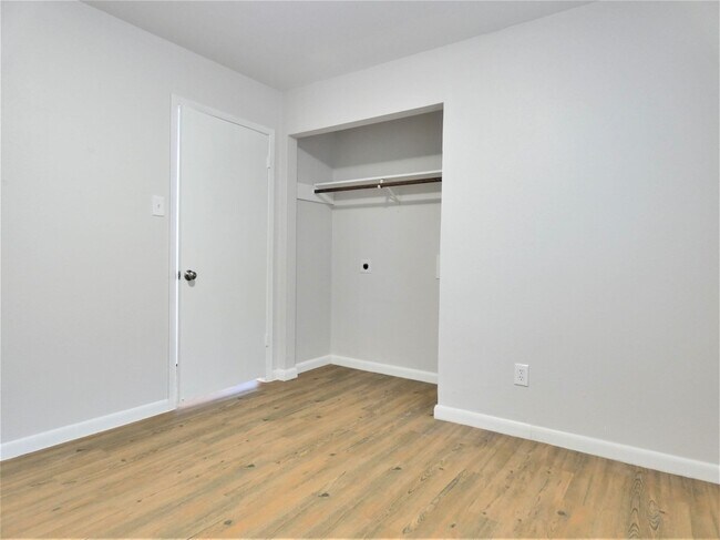 Building Photo - 604 Golfview Dr