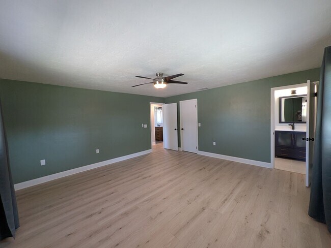 Building Photo - Gorgeous 3/2/2 Home, Great Location