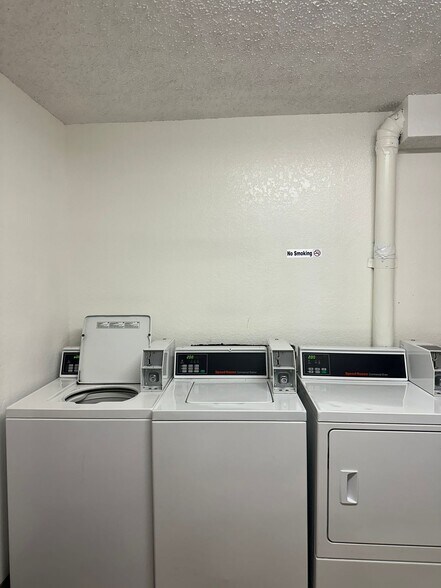 Building Photo - 2410 Rio Dr