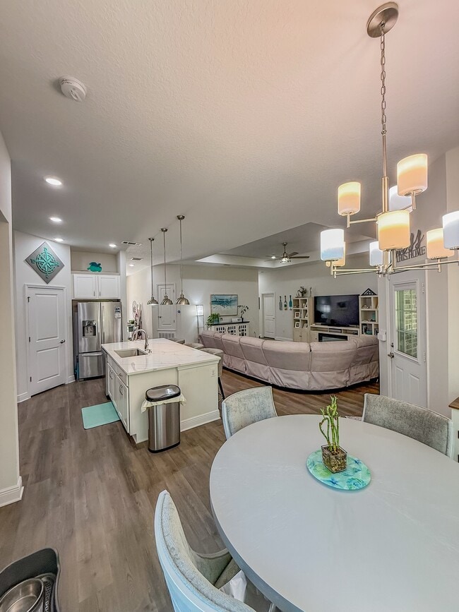 Building Photo - 2437 Hilton Dr