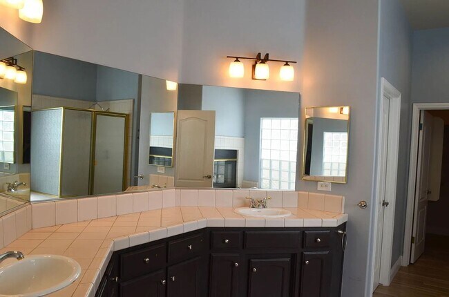 Building Photo - Spacious Riverlakes Golf Course Home with Pool, Spa & 3-Car Garage