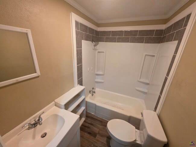 Building Photo - 811 Lewis St