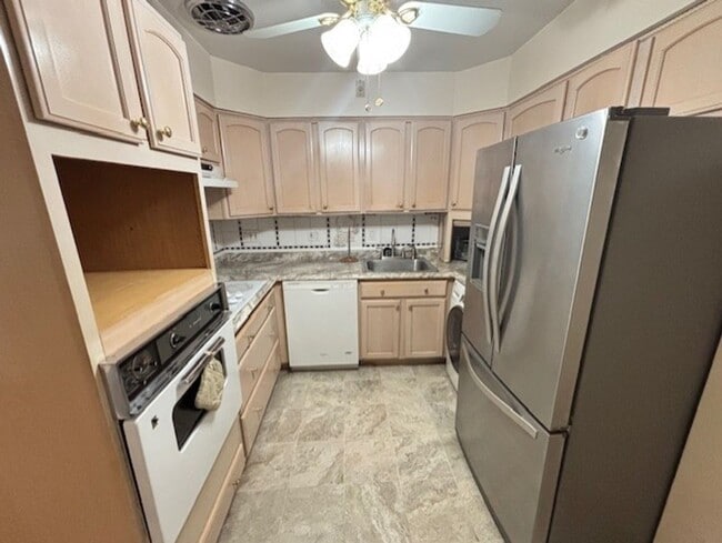 Building Photo - Beautiful Condo for Rent