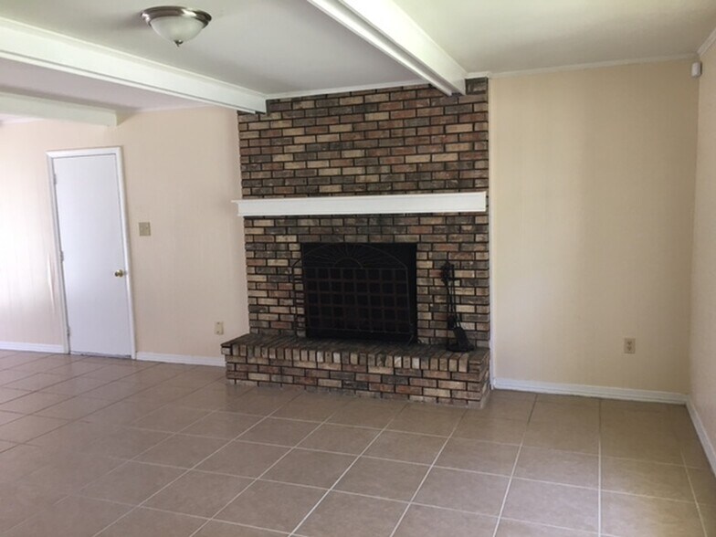 Building Photo - 2409 E Birch Dr