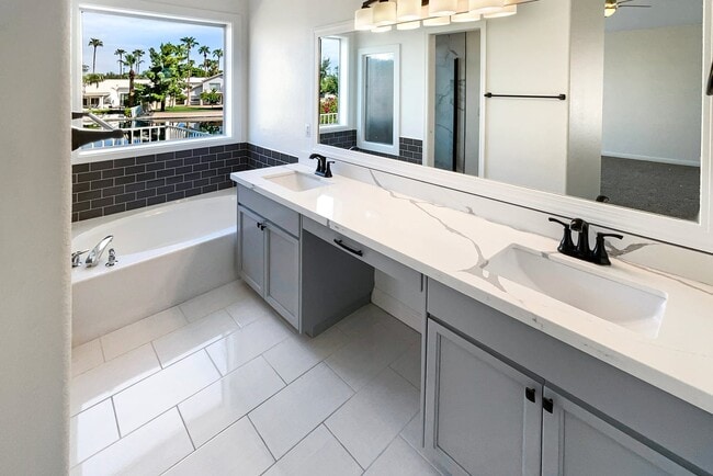 Building Photo - 413 S Lake Mirage Dr