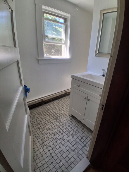 Building Photo - 9 Albert St