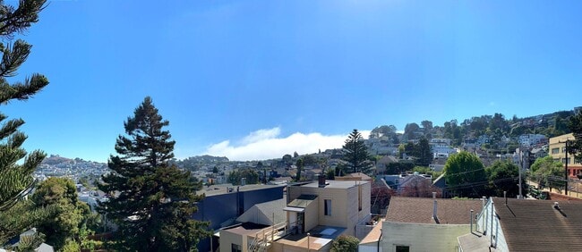 Building Photo - UPDATED BRIGHT 2BR/1BA  Top Floor Noe Vall...