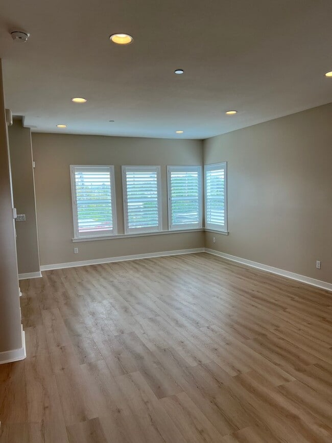 Building Photo - Modern 3 Bed/ 4 Bath, Detached, Private Dr...