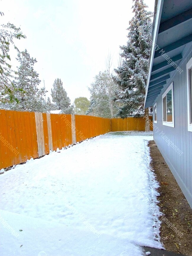 Building Photo - 2 BR in Redmond w/ huge yard
