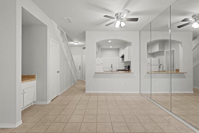 Building Photo - 3550 Country Square Dr