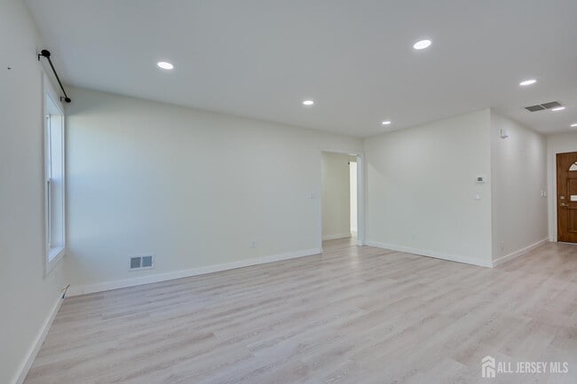 Building Photo - 6 Woodbury Rd