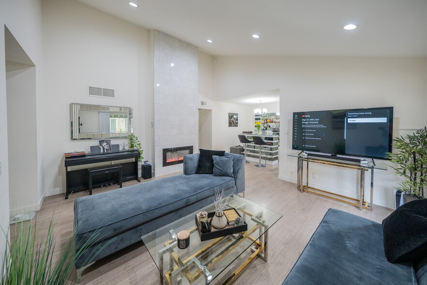 Building Photo - 15425 Sherman Way