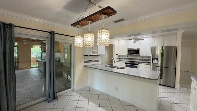 Building Photo - 12157 Sycamore Ln