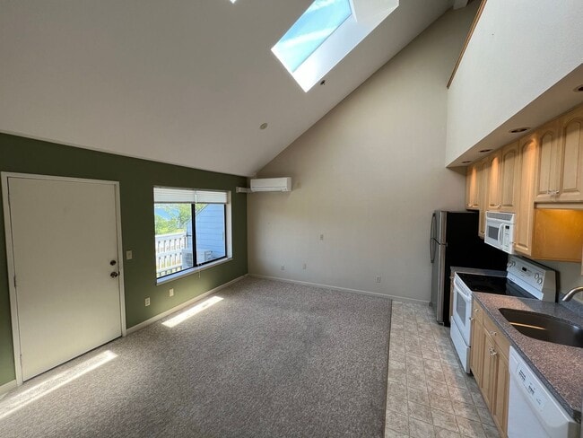 Building Photo - Application Pending - 2 Bed, 2 Bath Upper ...