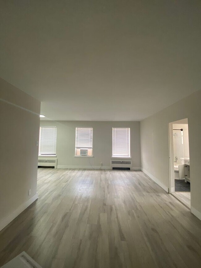 Building Photo - Updated One Bedroom One Bath Apt!