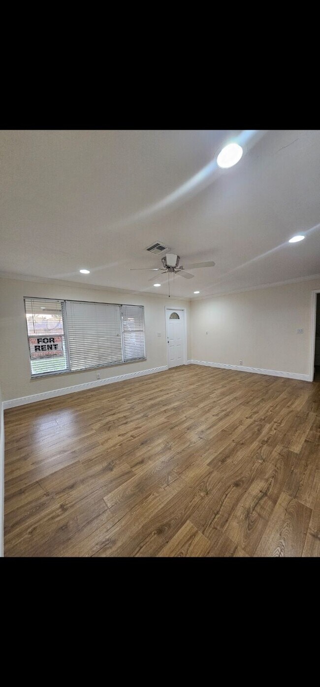 Building Photo - 1226 Rowayton Cir