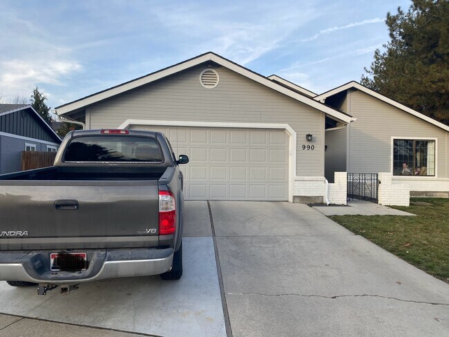 Building Photo - 990 Farrington Dr