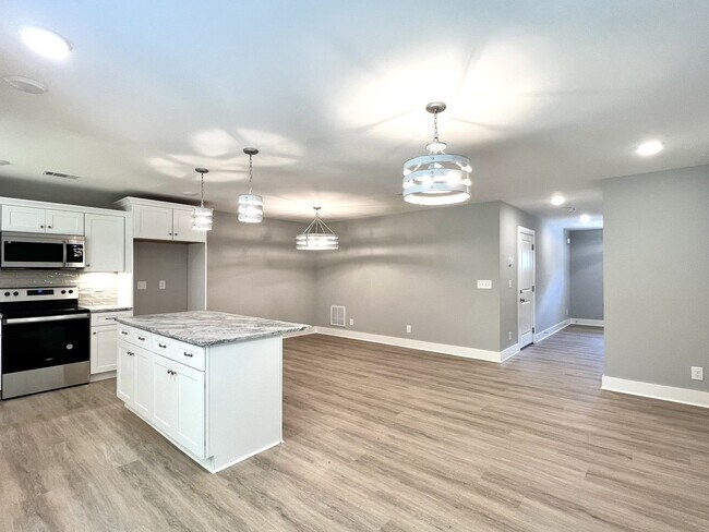 Building Photo - 718 Hollie Wy
