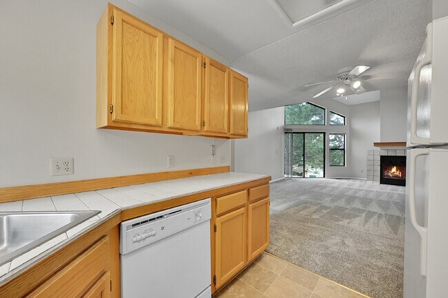Building Photo - $1,850.00, 2 bed, 2 bath, located in Color...