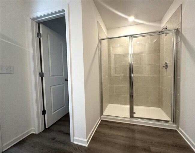 Building Photo - 472 Madison Lakeview Dr