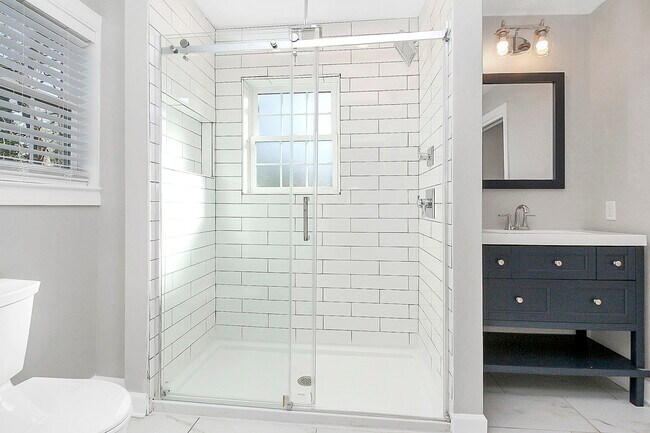 Building Photo - 4044 Dinglewood Ave