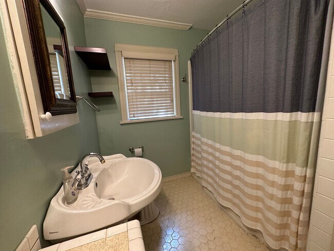 Building Photo - Charming 2bedroom could use one of the roo...