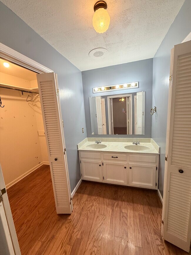 Building Photo - 2011 Aspenwood Dr