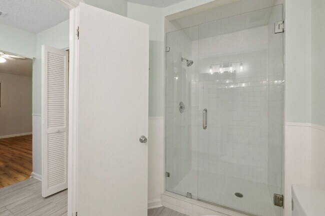 Building Photo - Charming Townhouse Retreat for Rent!