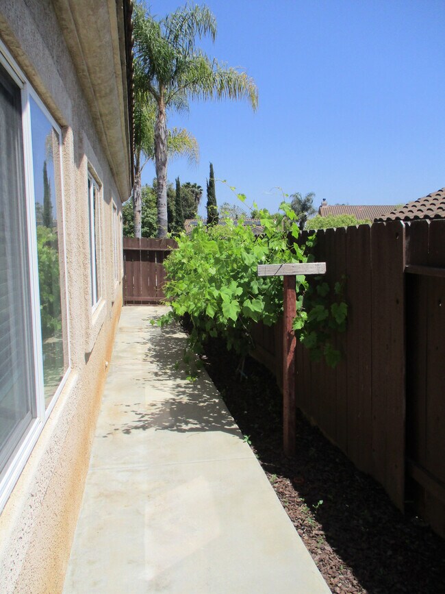Building Photo - Stunning 3 Bedroom/ 2 Bath North Escondido Home!